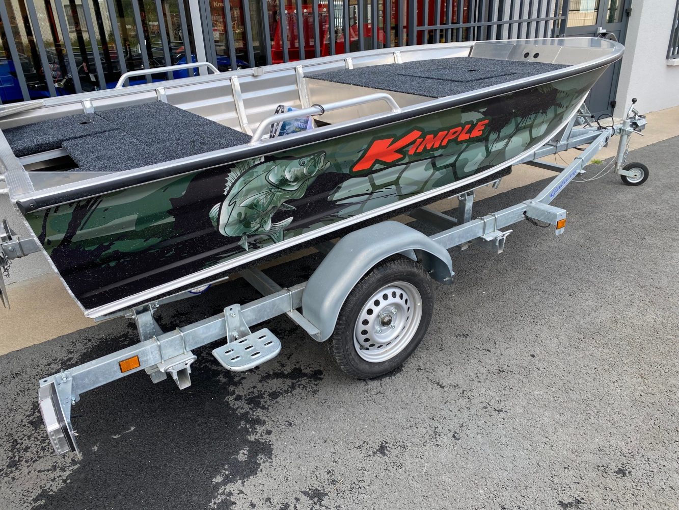 BATEAU DE PÊCHE KIMPLE HUNTER 370M AVEC KIT DÉCO – Image 4
